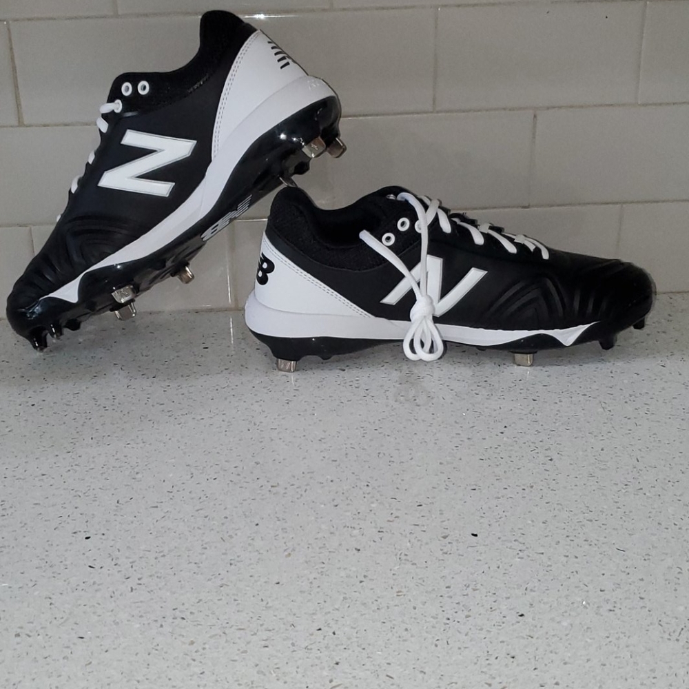 BRAND NEW New balance metal softball cleats